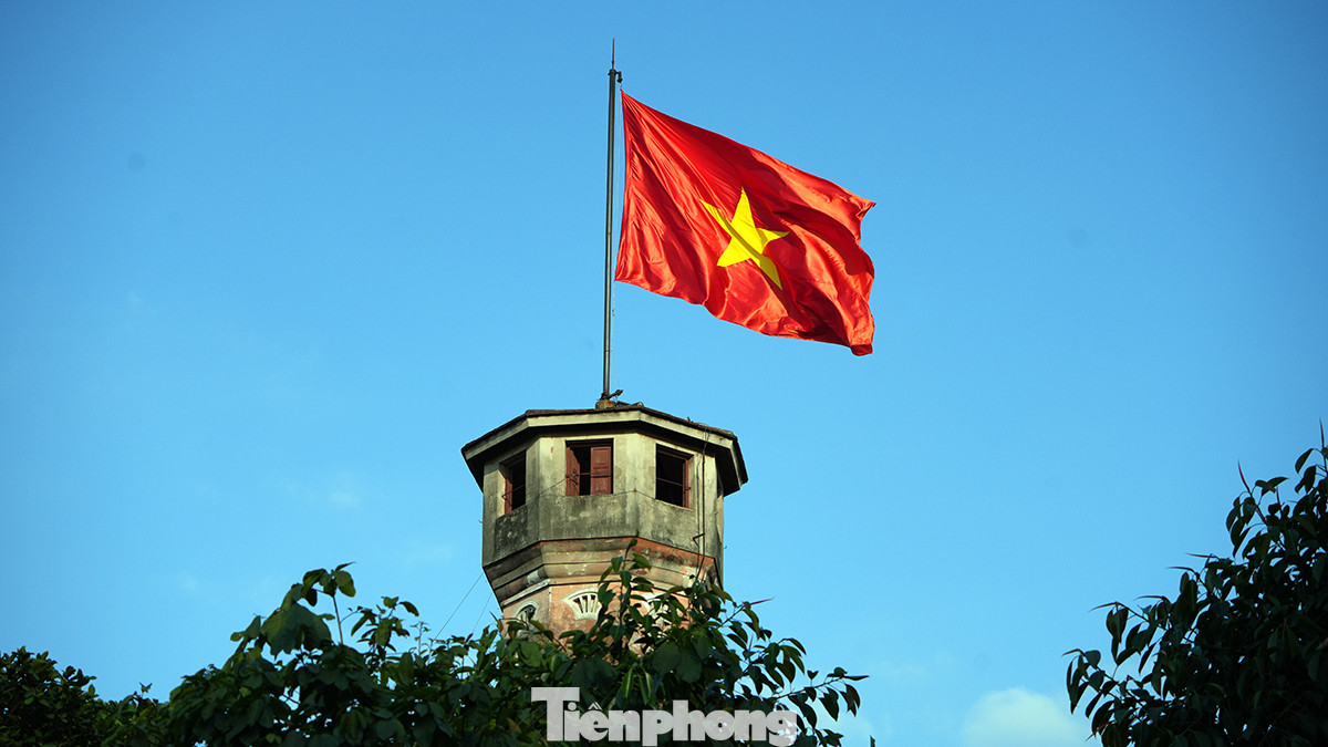 Quốc kỳ tại Cột cờ Hà Nội căng bay trong gió.