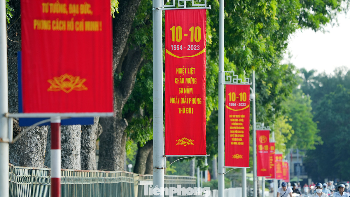Các tuyến phố, những vị trí trang trọng ở Hà Nội những ngày này được trang hoàng rực rỡ cờ hoa chào đón kỷ niệm 69 năm Ngày Giải phóng Thủ đô (10/10/1954 - 10/10/2023).
