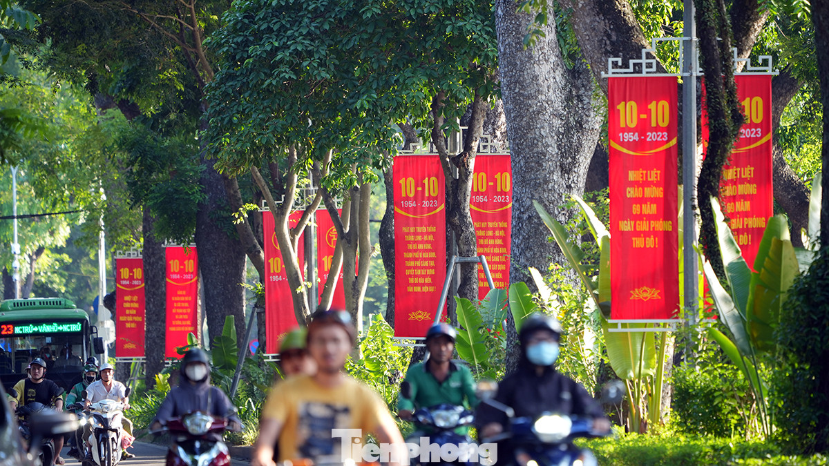Cờ hoa dọc đường Hoàng Diệu chào mừng Ngày Giải phóng Thủ đô 10/10.