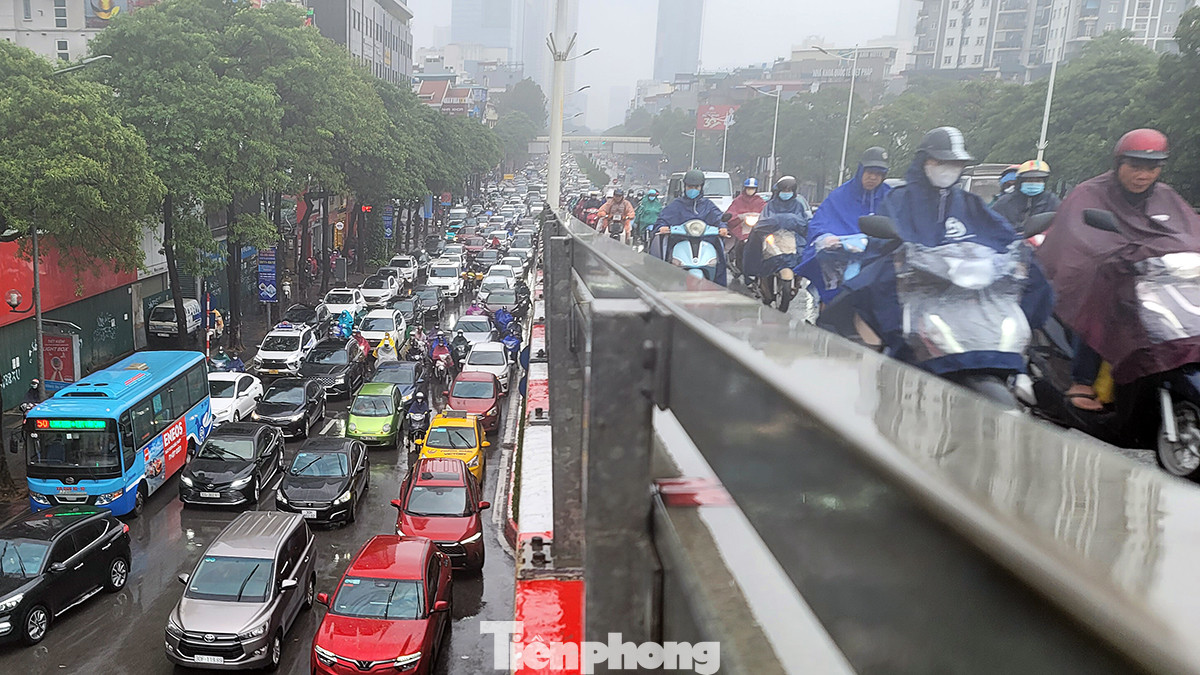 Giao thông ùn tắc trong mưa rét ở một số điểm đen giao thông như: Nguyễn Trãi, Trường Chinh, Phạm Hùng...