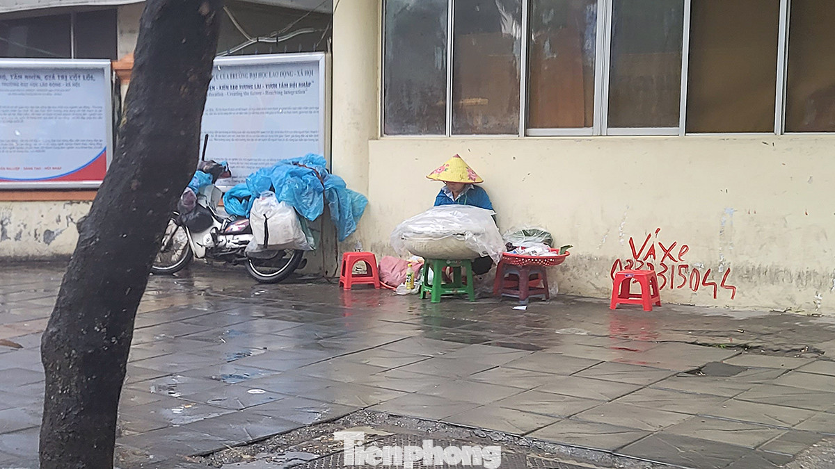 Một hàng xôi sáng bên vỉa hè vắng khách.