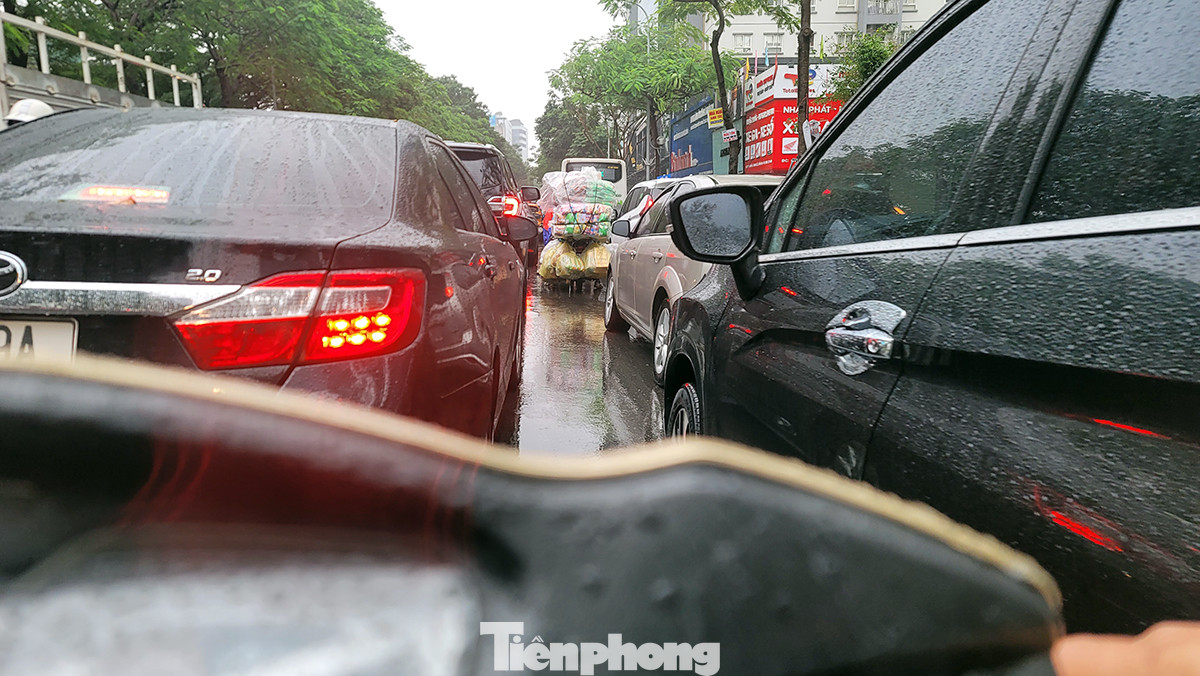 Đến thời điểm 9 giờ 30 phút sáng nay, tuyến đường Thái Hà vẫn tắc cứng ở cả 2 chiều đường.