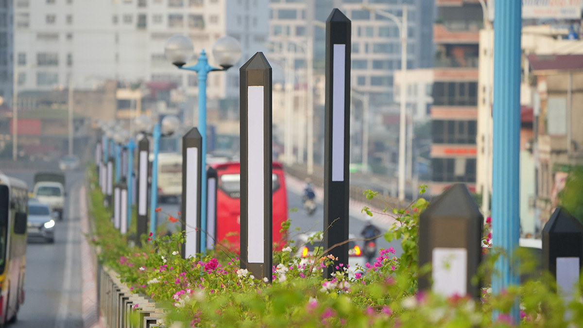 Trước khi được đưa vào khai thác sử dụng, cầu Vĩnh Tuy giai đoạn 2 (cầu Vĩnh Tuy 2) đã được lắp hệ thống chiếu sáng đèn led có hình tên lửa, đầu nhọn chĩa lên không trung.