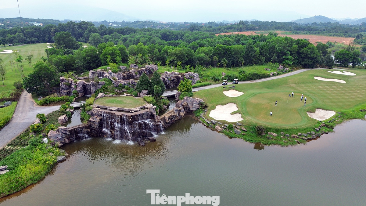Toàn cảnh hố golf số 19 "thử thách mọi golf thủ" nhìn từ trên cao.
