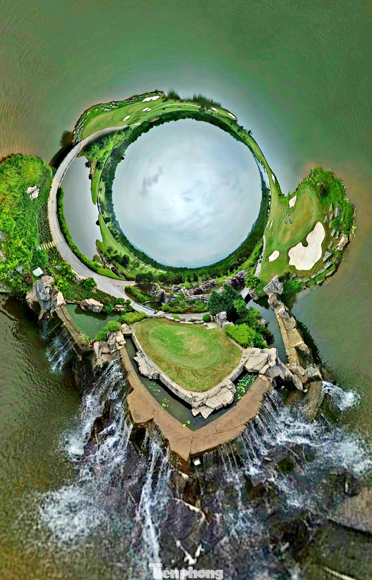 Sân Kings Course là dự án sân golf đầu tiên do Jack Nicklaus II (con trai cả huyền thoại golf Jack Nicklaus) thiết kế tại Việt Nam trong khuôn khổ hợp đồng hợp tác độc quyền giữa tập đoàn Nicklaus Design và BRG Group.