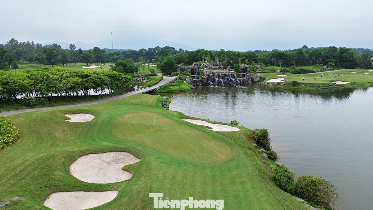Việc đưa bóng xuống King green và Queen green được bao bọc bởi hồ nước cùng các bẫy cát là một thách thức siêu khó với tất cả những người chơi golf.