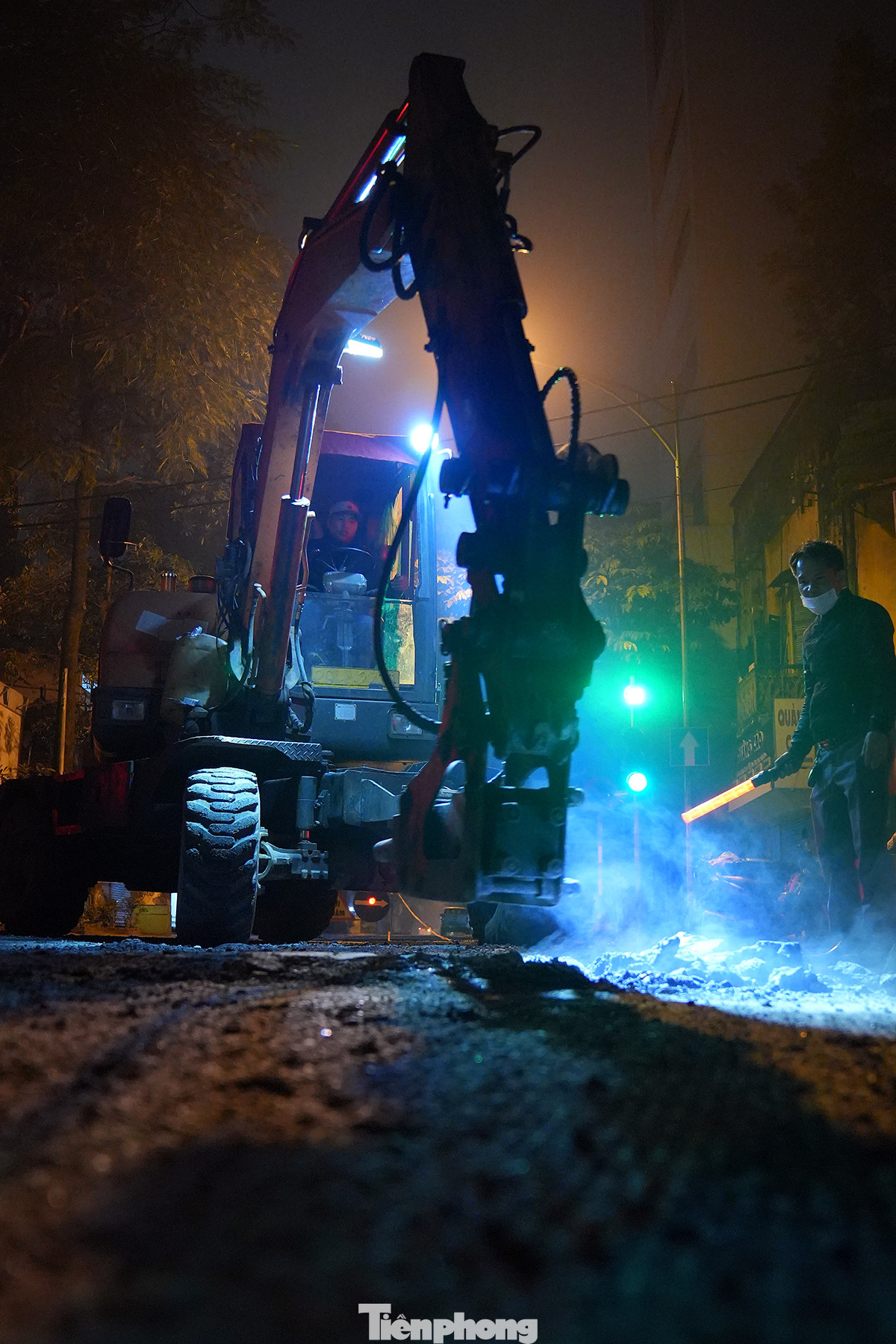 Tuy nhiên tiếng khoan đục của các thiết bị hạng nặng trong đêm khiến người dân sống hai bên đường mất ngủ.