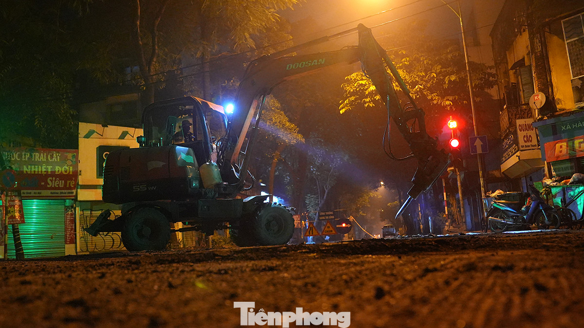 Theo ghi nhận của Phóng viên Tiền Phong, trong tối 5/12 tại phố Quán Thánh (quận Ba Đình, Hà Nội), mặt đường được cào xới để "thay áo" mới chuẩn bị đón Tết.