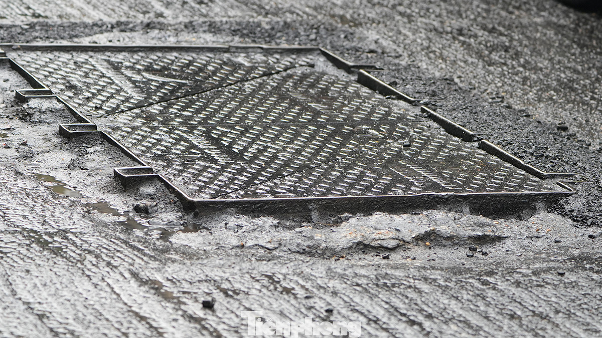 Gờ của những nắp cống nhô cao khỏi mặt đường, "bẫy" người tham gia giao thông.