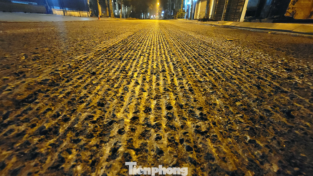 Mặt đường sau khi được bóc lớp nhựa trên cùng lộ ra những đường gân khiến các phương tiện đi lại gặp nhiều khó khăn, dễ xảy ra các tình huống đáng tiếc nếu lưu thông quá nhanh.