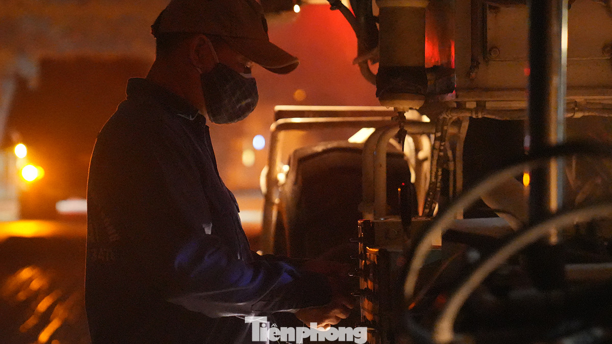 Công nhân thi công xuyên đêm để cố gắng không làm ảnh hưởng đến giao thông đông đúc ban ngày tại các quận trung tâm.