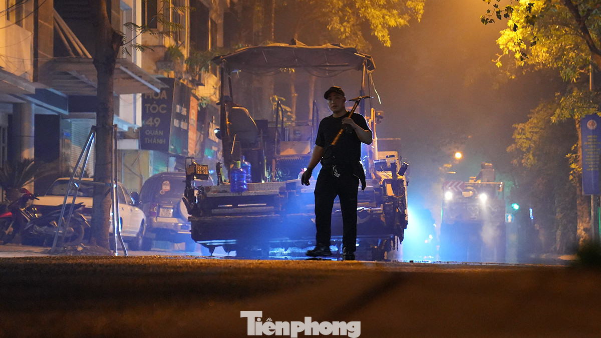 Tại các địa điểm này, công nhân xuyên đêm đào và thảm nhựa lại mặt đường.