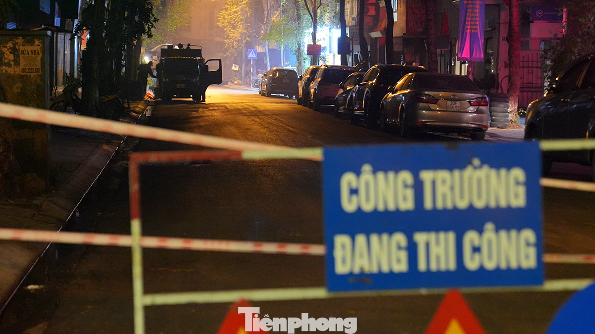 Những ngày này tại nhiều tuyến phố thuộc các quận trung tâm Hà Nội về đêm thường xuất hiện barie chắn đường và bảng thông báo "Công trường đang thi công".