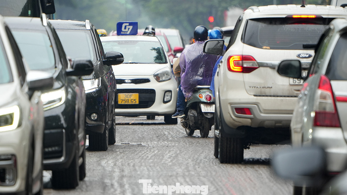 Cảnh tượng đào đường những ngày cuối năm tại các quận nội thành luôn gây cho người dân muôn vàn khó khăn.