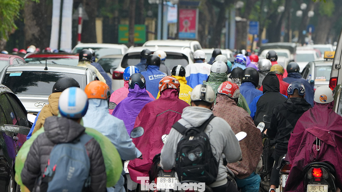 Hình ảnh giao thông tắc nghẽn trên đường Lê Duẩn thời điểm 9 giờ sáng 6/12.