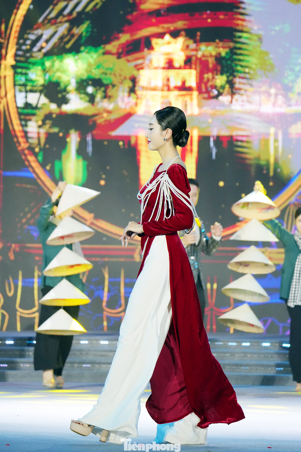 Một trong những điểm nhấn là chương trình biểu diễn nghệ thuật, đồng diễn và diễu hành áo dài của Hội Liên hiệp phụ nữ Hà Nội với sự tham gia của 1.000 người đến từ các cơ quan, đơn vị, doanh nghiệp và nhân dân, trong đó sẽ có đại diện của khoảng 50 gia đình tiêu biểu ở Hà Nội.