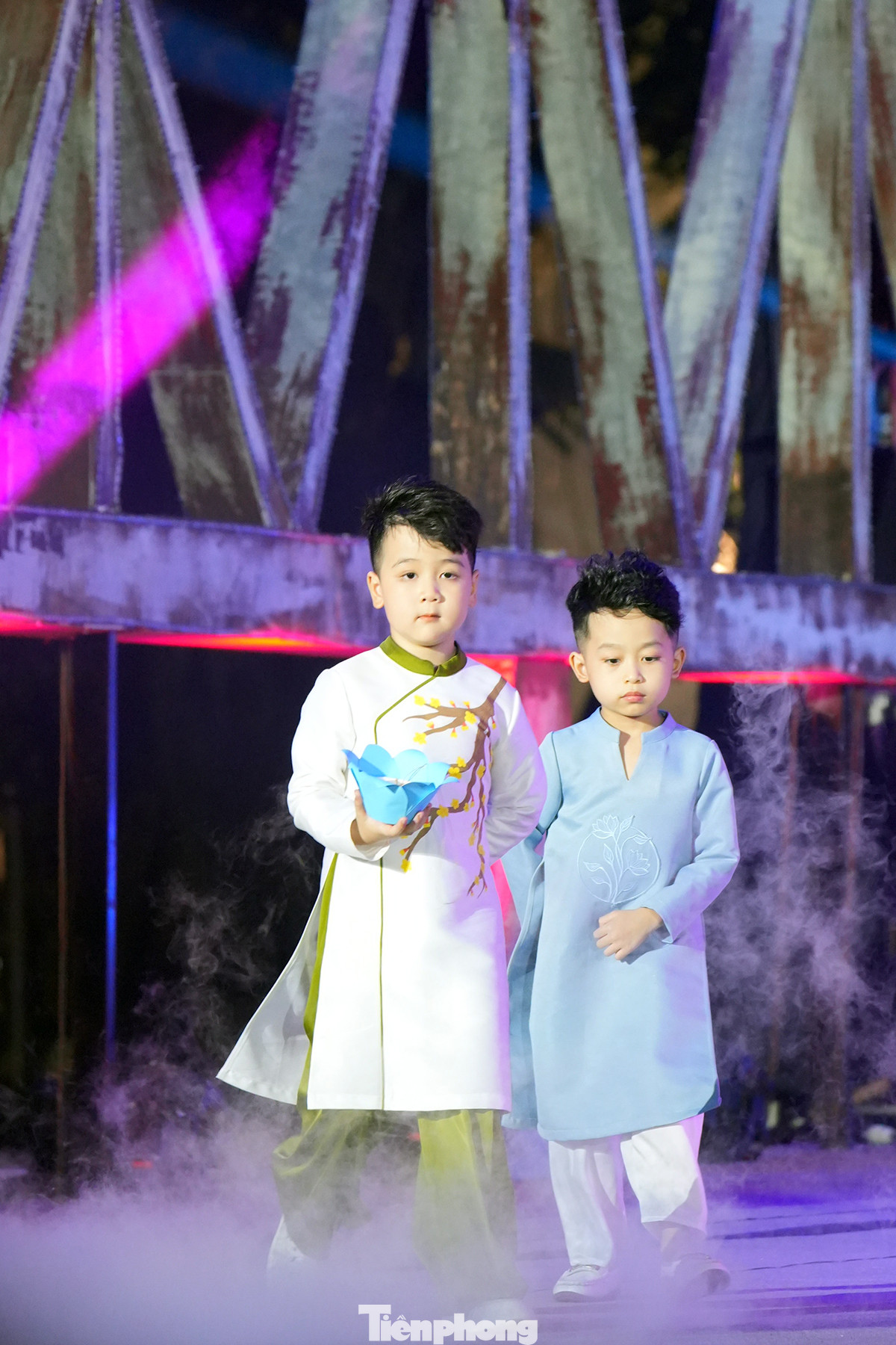 Bên cạnh các chương trình biểu diễn, nghệ thuật, trình diễn áo dài, Lễ hội Áo dài du lịch Hà Nội 2023 bố trí hơn 60 gian hàng được sắp đặt trên trục đường Đinh Tiên Hoàng, sân trước tượng đài Lý Thái Tổ, phố Lê Thạch, nhằm quảng bá và giới thiệu sản phẩm của các nhà thiết kế, các thương hiệu áo dài 3 miền Bắc - Trung - Nam.