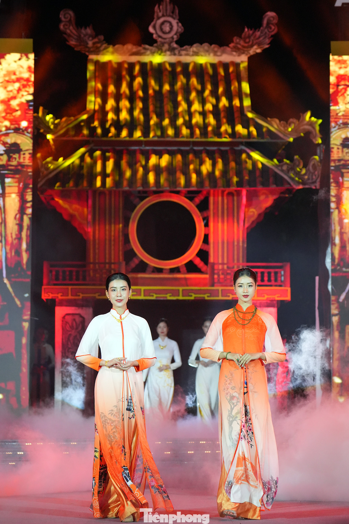 Trong khuôn khổ lễ hội còn có tọa đàm Định hướng và phát triển áo dài trong cộng đồng và kết nối du lịch diễn ra vào ngày 29/10. Chương trình nghệ thuật âm nhạc Nhịp phố cùng các hoạt động bên lề khác.