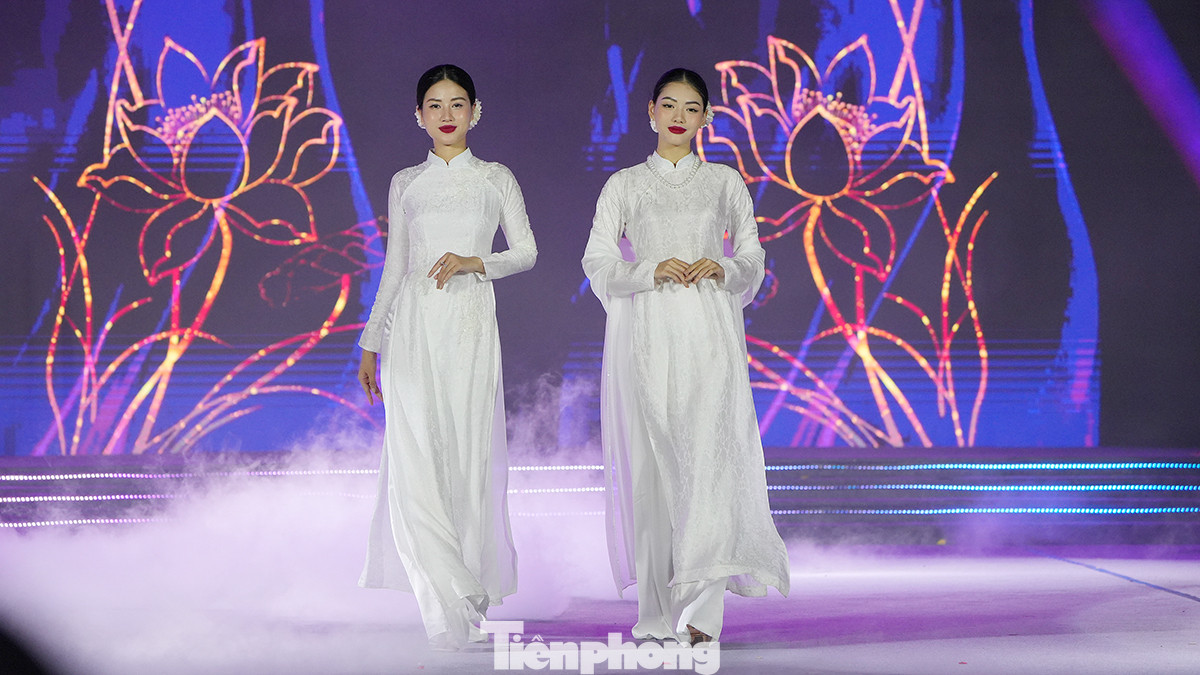 Tại lễ khai mạc, khán giả cũng được chiêm ngưỡng các bộ sưu tập áo dài của các nhà thiết kế đến từ khắp mọi miền Tổ quốc như Viết Bảo, Quang Hòa, Cao Minh Tiến, Ngọc Hân, Thanh Hải, Ỷ Vân Hiên, Dũng Nguyễn, Hoàng Ly, Vũ Thảo Giang và nhiều thương hiệu áo dài.
