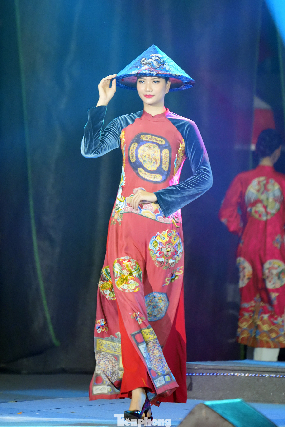 Một trong những điểm nhấn là chương trình biểu diễn nghệ thuật, đồng diễn và diễu hành áo dài của Hội Liên hiệp phụ nữ Hà Nội với sự tham gia của 1.000 người đến từ các cơ quan, đơn vị, doanh nghiệp và nhân dân, trong đó sẽ có đại diện của khoảng 50 gia đình tiêu biểu ở Hà Nội.