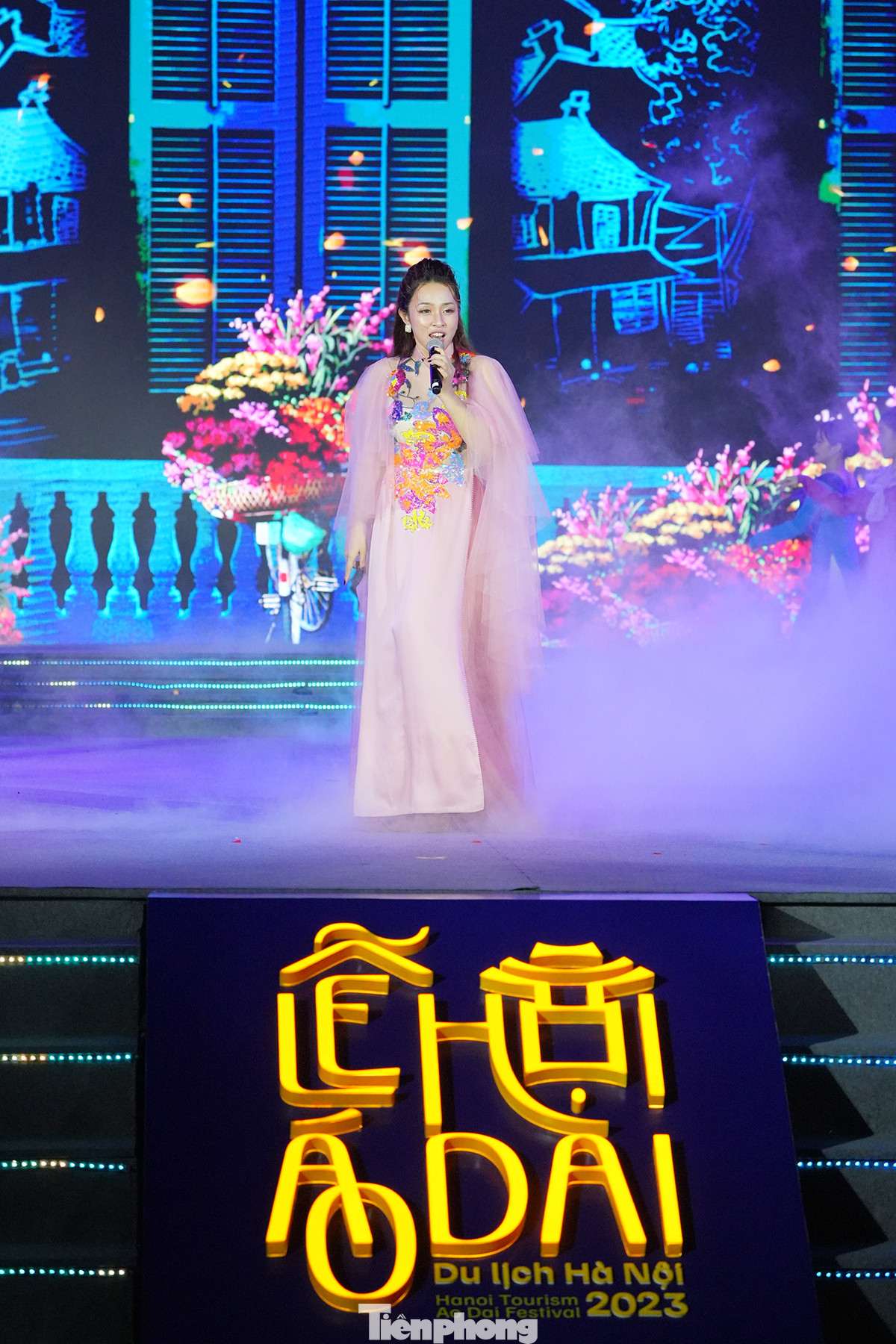 Chương trình khai mạc Lễ hội Áo dài du lịch Hà Nội 2023 được dàn dựng chuyên nghiệp với sự tham gia của nhiều nghệ sĩ như Hà Lê, Đông Hùng, Nguyễn Ngọc Anh, Bảo Trâm... Trong đó, nhiều nghệ sĩ trẻ tham gia biểu diễn, điển hình như nghệ sĩ violon Đào Quang Huy, từng giành giải Nhất tài năng trẻ của Cao đẳng Nghệ thuật Hà Nội, đồng thời từng tham gia biểu diễn một số chương trình nghệ thuật lớn cùng Dàn nhạc giao hưởng Học viện Âm nhạc quốc gia Việt Nam.