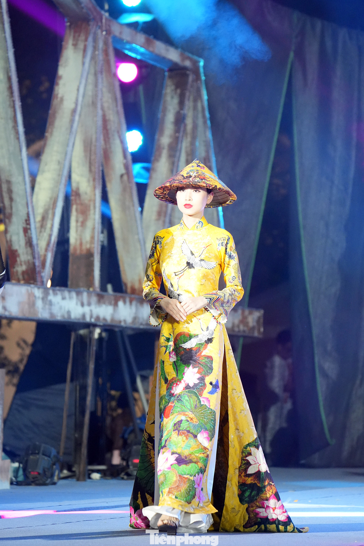 Một trong những điểm nhấn là chương trình biểu diễn nghệ thuật, đồng diễn và diễu hành áo dài của Hội Liên hiệp phụ nữ Hà Nội với sự tham gia của 1.000 người đến từ các cơ quan, đơn vị, doanh nghiệp và nhân dân, trong đó sẽ có đại diện của khoảng 50 gia đình tiêu biểu ở Hà Nội.