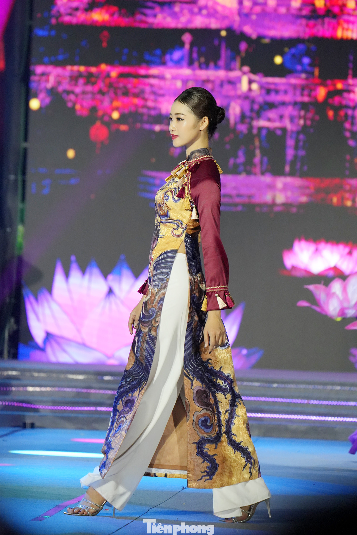 Một trong những điểm nhấn là chương trình biểu diễn nghệ thuật, đồng diễn và diễu hành áo dài của Hội Liên hiệp phụ nữ Hà Nội với sự tham gia của 1.000 người đến từ các cơ quan, đơn vị, doanh nghiệp và nhân dân, trong đó sẽ có đại diện của khoảng 50 gia đình tiêu biểu ở Hà Nội.