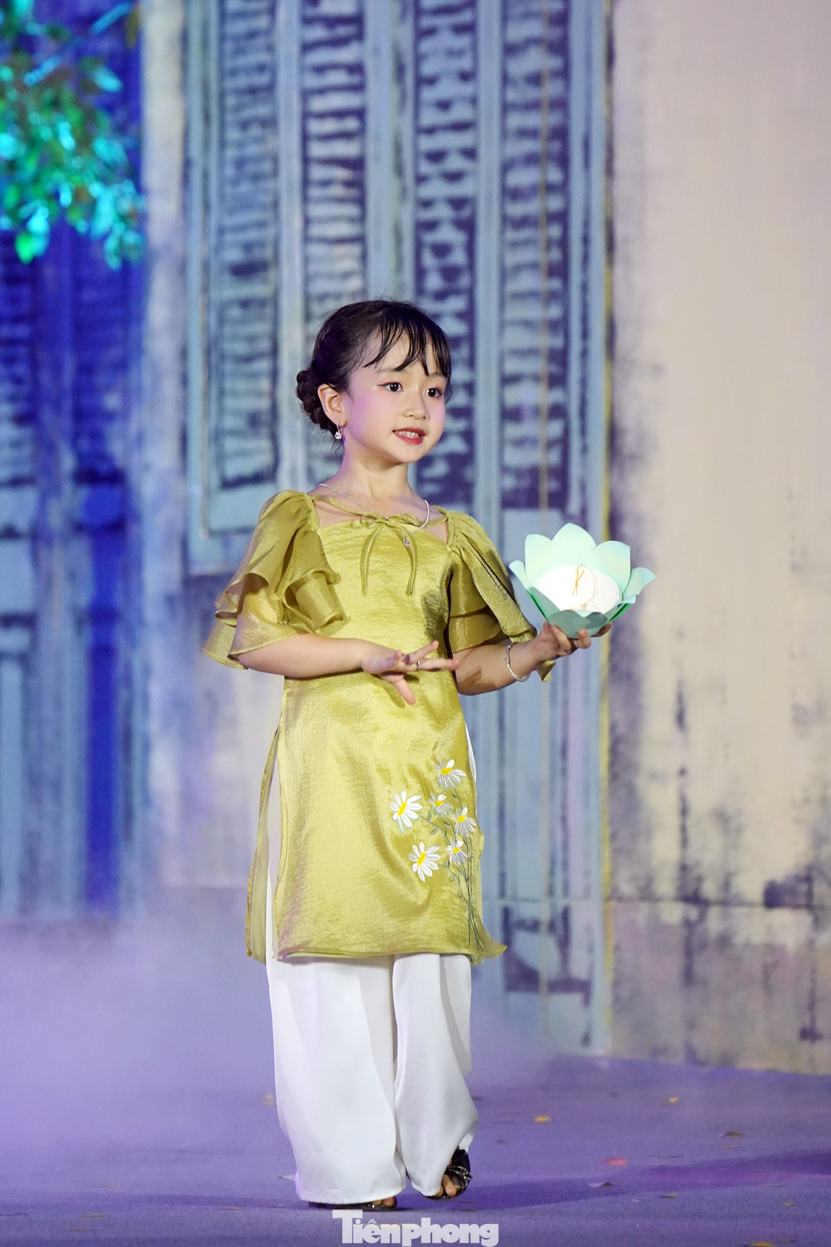 Bên cạnh các chương trình biểu diễn, nghệ thuật, trình diễn áo dài, Lễ hội Áo dài du lịch Hà Nội 2023 bố trí hơn 60 gian hàng được sắp đặt trên trục đường Đinh Tiên Hoàng, sân trước tượng đài Lý Thái Tổ, phố Lê Thạch, nhằm quảng bá và giới thiệu sản phẩm của các nhà thiết kế, các thương hiệu áo dài 3 miền Bắc - Trung - Nam.