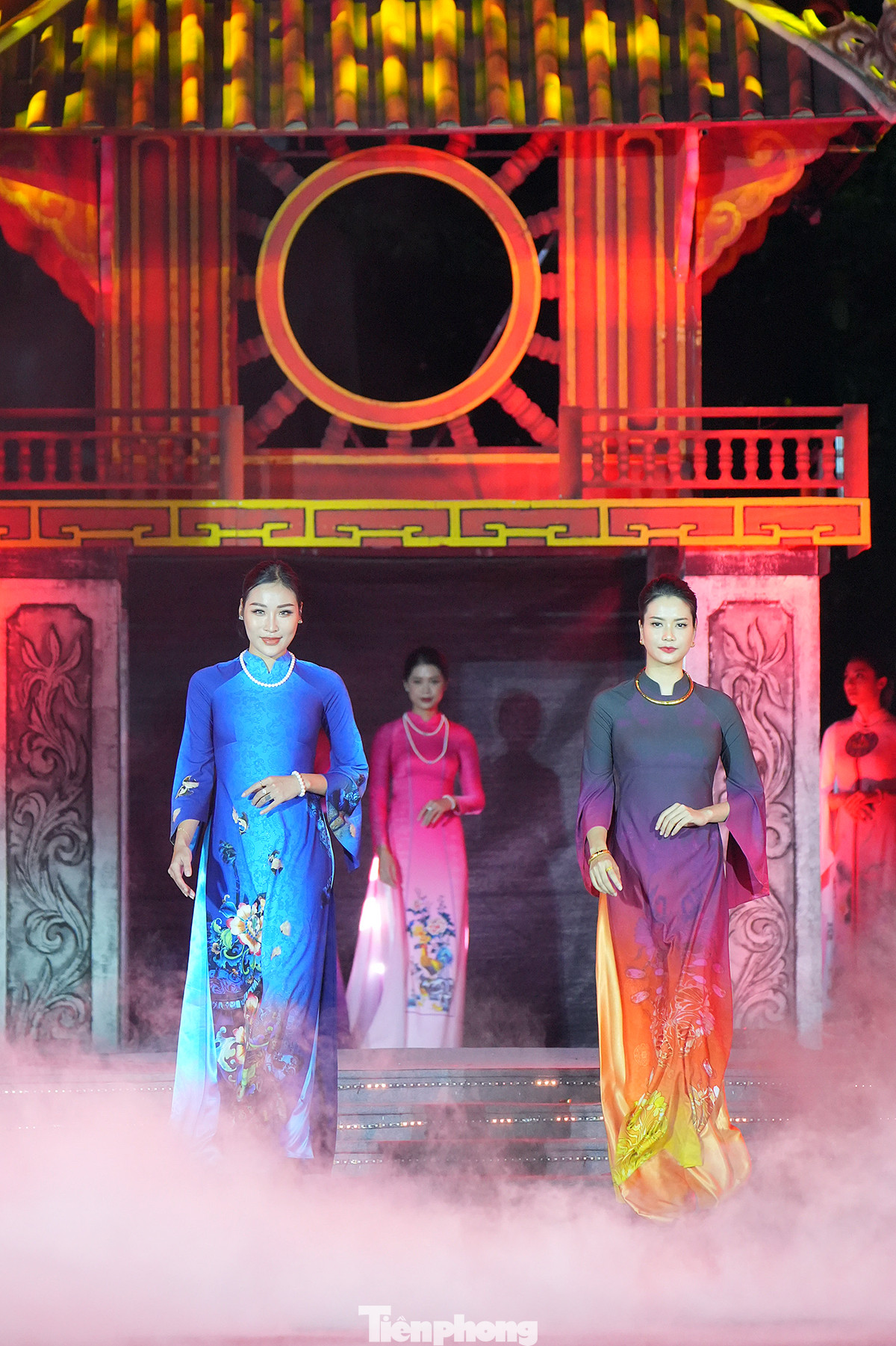 Trong khuôn khổ lễ hội còn có tọa đàm Định hướng và phát triển áo dài trong cộng đồng và kết nối du lịch diễn ra vào ngày 29/10. Chương trình nghệ thuật âm nhạc Nhịp phố cùng các hoạt động bên lề khác.