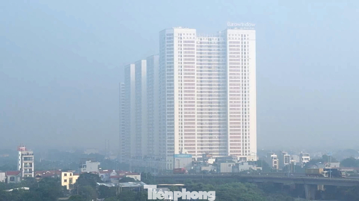 Tuy nhiên, theo ghi nhận của phóng viên Báo Tiền Phong, tình trạng sương mù kèm bụi mịn trong không khí đến thời điểm 12 giờ trưa vẫn rất nghiêm trọng.