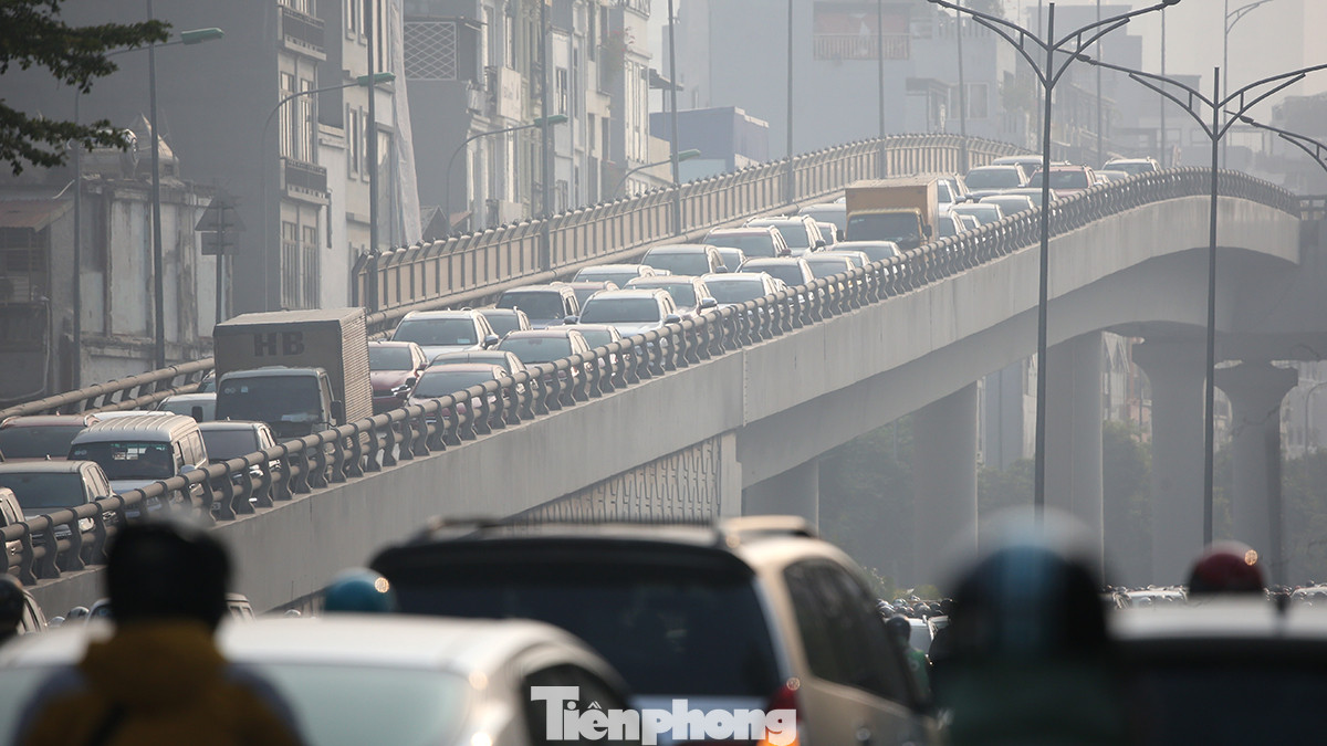 Tình trạng khói bụi do phương tiện giao thông thải ra kèm không khí bị ô nhiễm luôn tiềm ẩn đến sức khỏe. Đặc biệt là hệ hô hấp của người già và trẻ nhỏ.