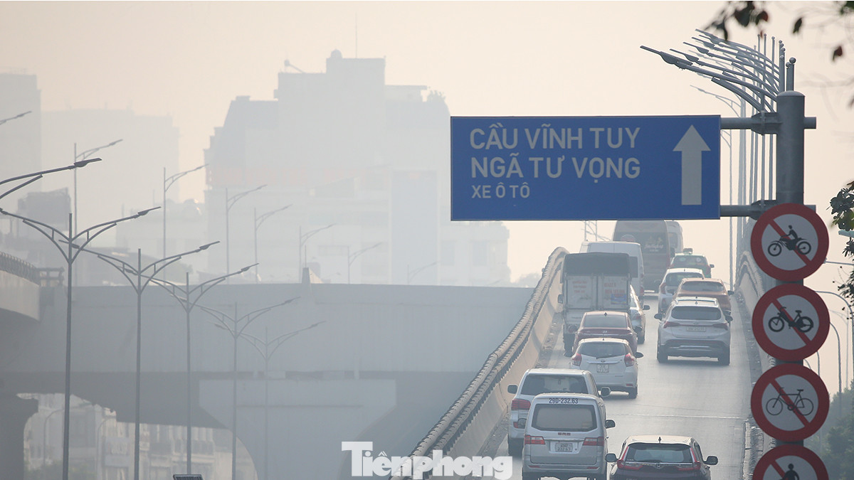 Tình trạng khói bụi do phương tiện giao thông thải ra kèm không khí bị ô nhiễm luôn tiềm ẩn đến sức khỏe. Đặc biệt là hệ hô hấp của người già và trẻ nhỏ.