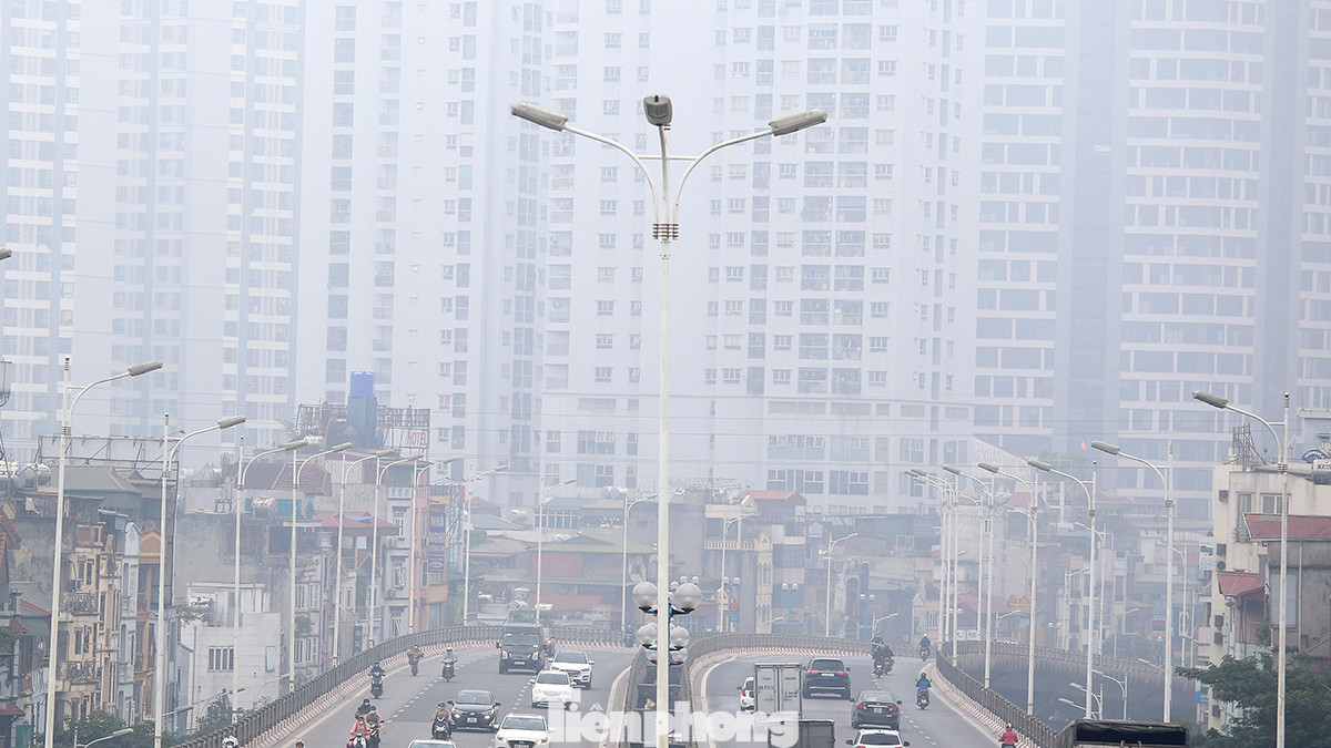 Tuy nhiên, theo ghi nhận của phóng viên Báo Tiền Phong, tình trạng sương mù kèm bụi mịn trong không khí đến thời điểm 12 giờ trưa vẫn rất nghiêm trọng.