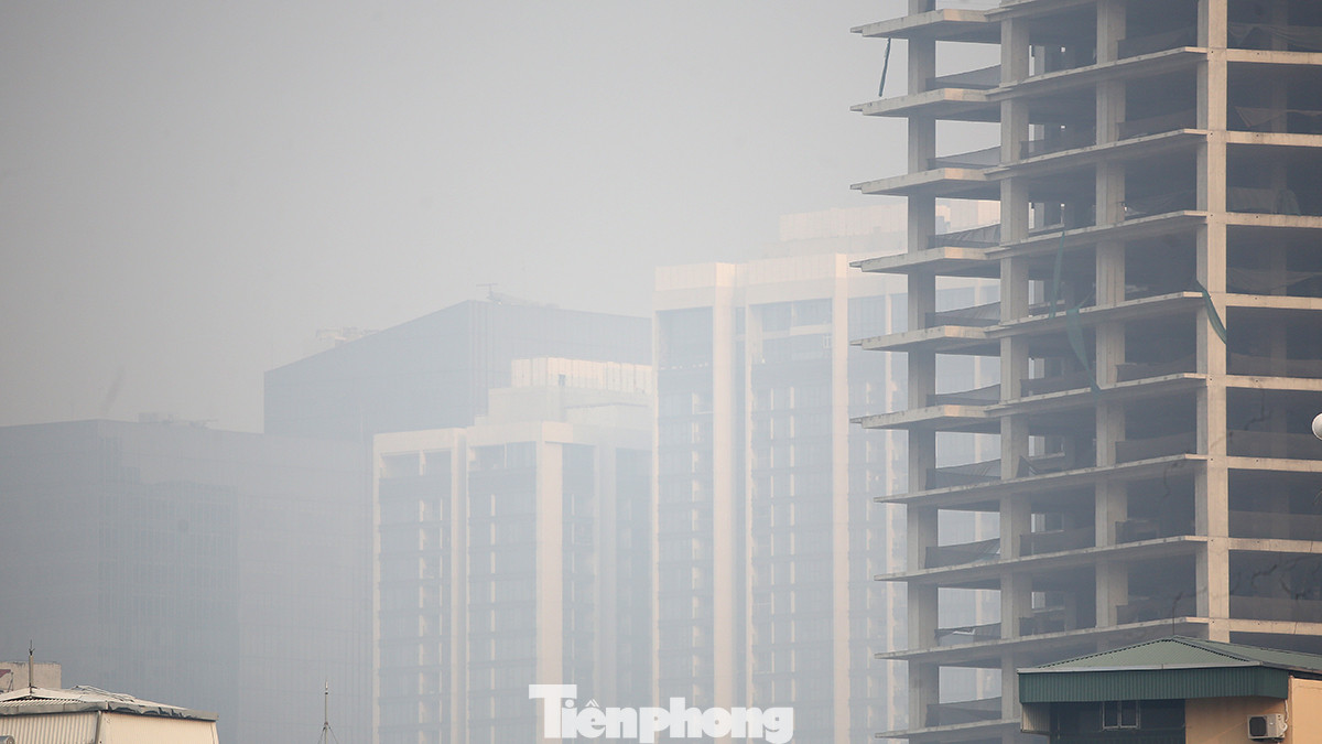 Đứng ở những địa điểm cao quan sát thành phố, sẽ thấy cảnh tượng rất âm u.