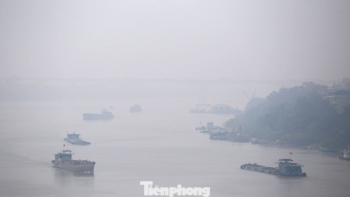Mấy ngày nay, ngay từ thời điểm đầu giờ sáng, khu vực lân cận và trung tâm Thủ đô luôn trong tình trạng mịt mù, tầm nhìn bị hạn chế.