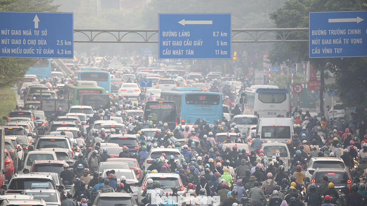 Tình trạng khói bụi do phương tiện giao thông thải ra kèm không khí bị ô nhiễm luôn tiềm ẩn đến sức khỏe. Đặc biệt là hệ hô hấp của người già và trẻ nhỏ.