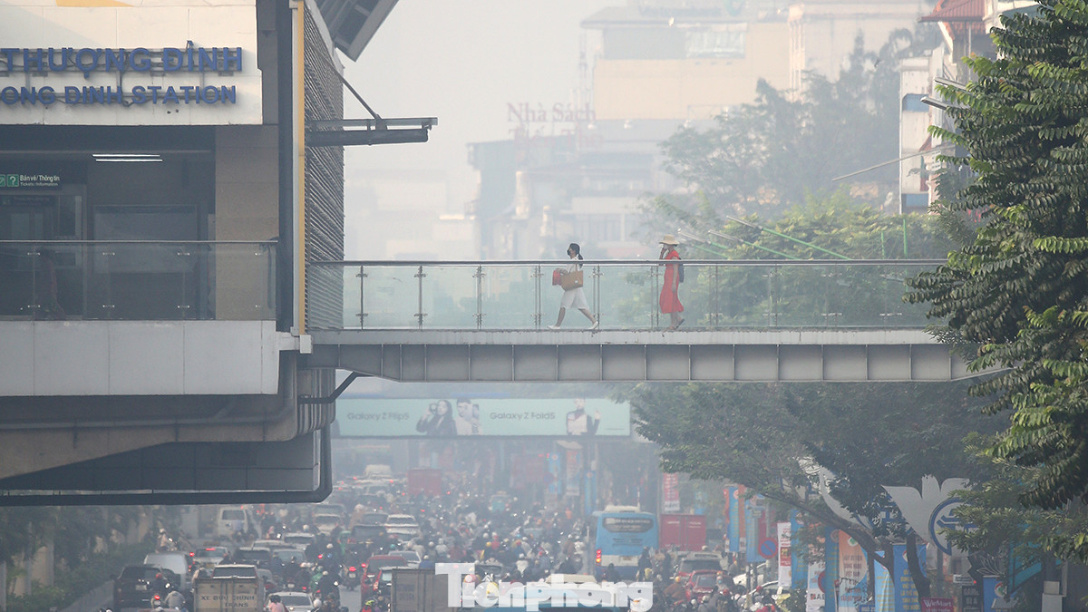 Đáng lưu ý, theo cơ quan khí tượng, tuy nhiệt độ không tăng mạnh, nhưng chỉ số tia cực tím tại Hà Nội trong hôm nay (27/11) ở mức rất cao, dao động 9 đến 10, nguy cơ làm tổn thương da, mắt.
