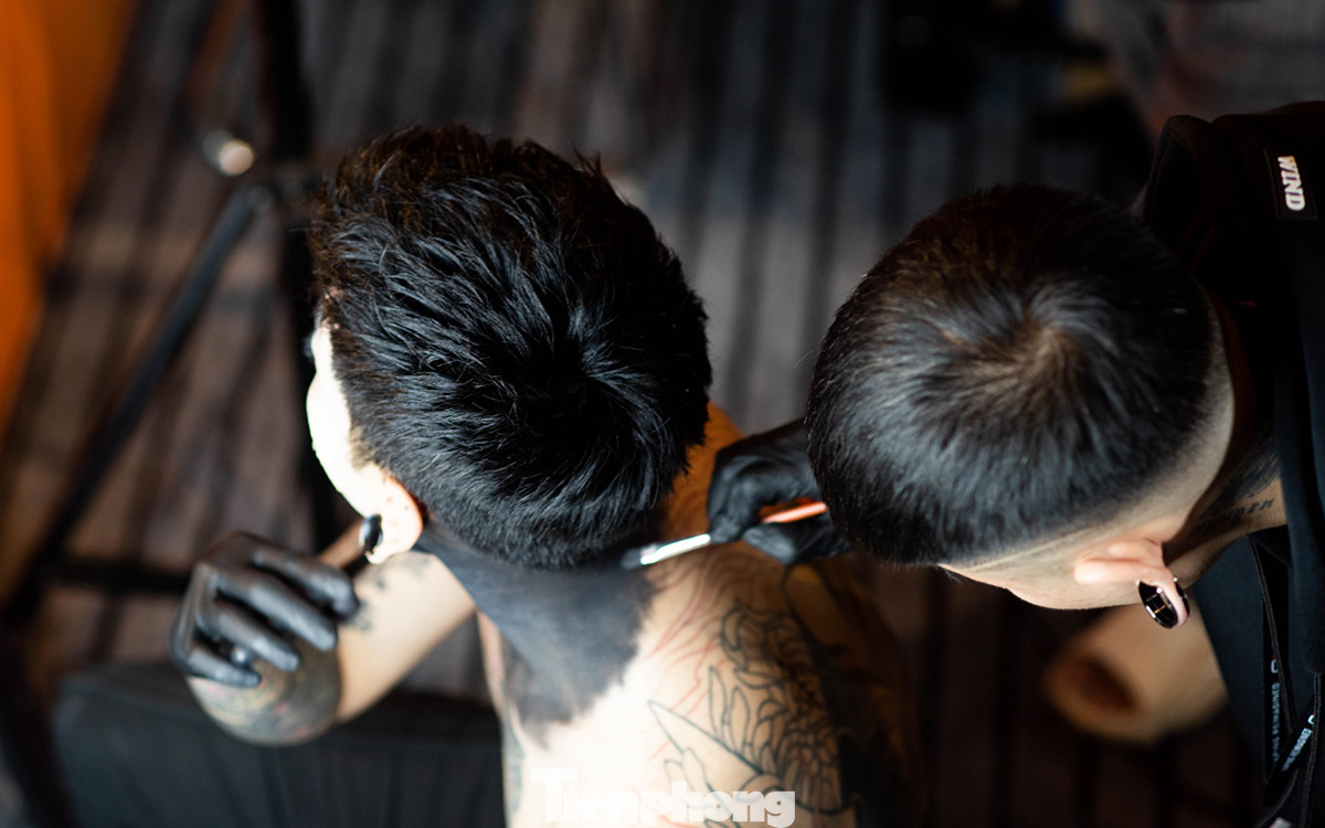 Thông thường, để hóa trang thành một nhân vật đơn giản sẽ mất khoảng 1 đến 2 tiếng, cầu kỳ có thể 5 đến 6 tiếng. Giá trung bình vẽ mặt là 100.000 đồng, 300-500.000 đồng nếu vẽ mặt và quanh cổ, còn vẽ kiểu bán thân và mặt, trang điểm khoảng 1 triệu - 1.500.000 đồng/ người.