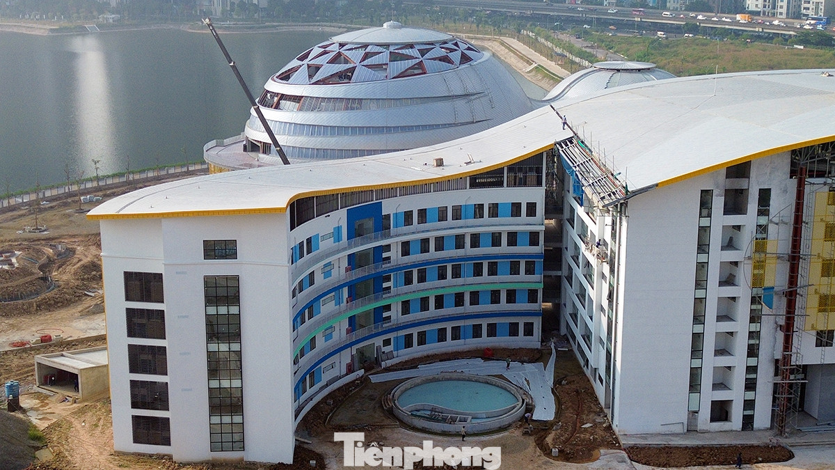 Cung thiếu nhi Hà Nội nằm giữa 2 quận Cầu Giấy và Nam Từ Liêm, TP Hà Nội.