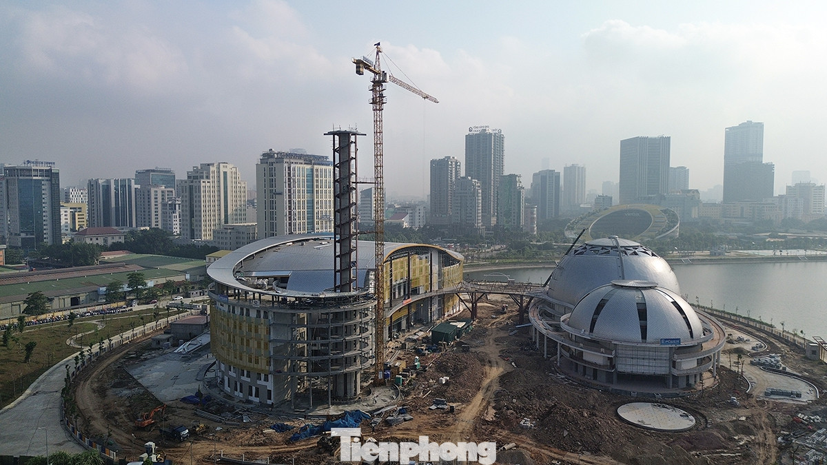 Khối nhà A có mái hình vòm có: Nhà hát, rạp phim và câu lạc bộ nghệ thuật.