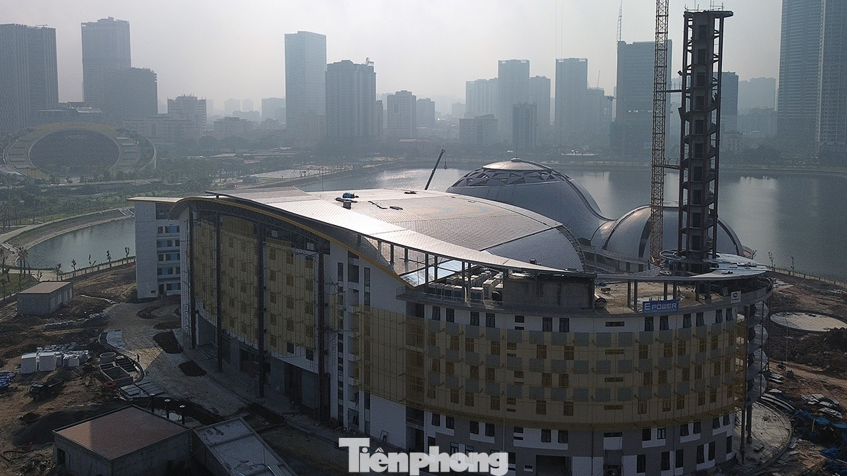 Khối nhà B nổi bật với Tháp thiên văn, nằm trong khối nhà có bể bơi, nhà thi đấu và thư viện.