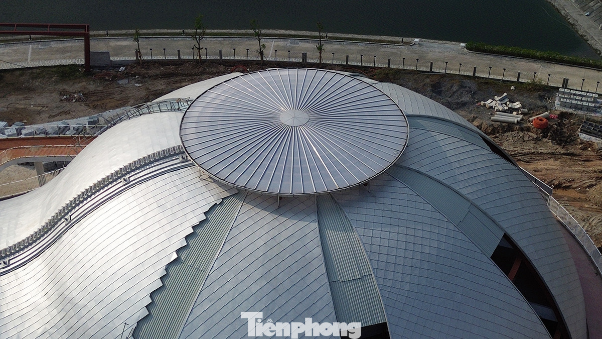 Phần mái vòm của Khối nhà A và hình dải lụa của Nhà B được coi là hạng mục thi công phức tạp nhất của dự án.