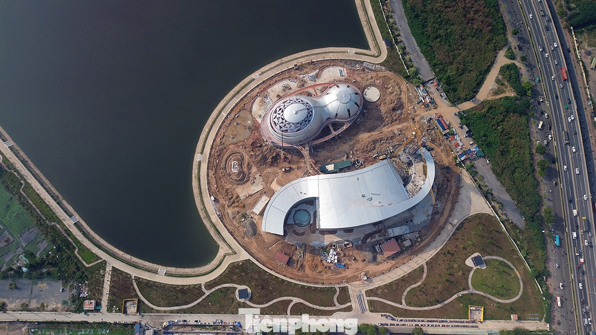 Hiện ở công trường, thường xuyên có khoảng 300 công nhân cùng các trang thiết bị máy móc khẩn trương thi công để đảm bảo tiến độ dự án đã đề ra.