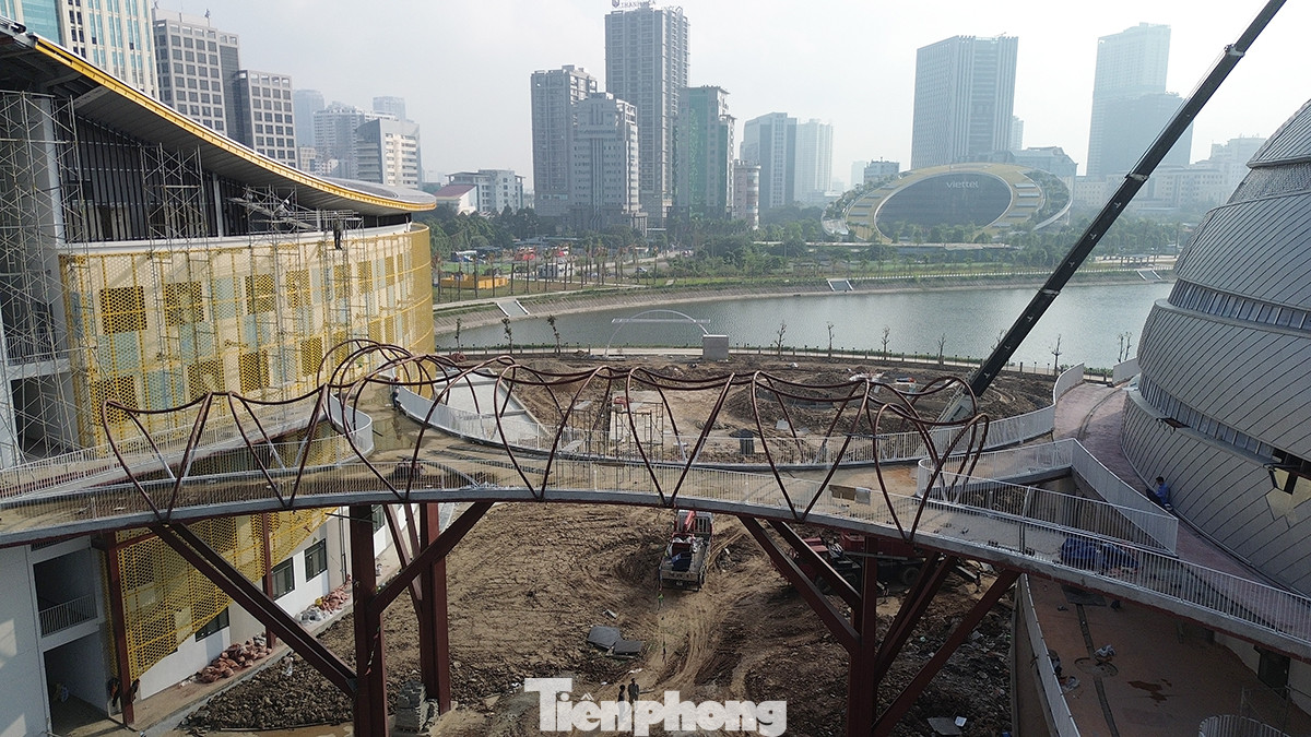 Kết nối giữa 2 Khối A và B là một cây cầu sắt nghệ thuật với đường nét mềm mại nằm ở khu vực tầng 3.