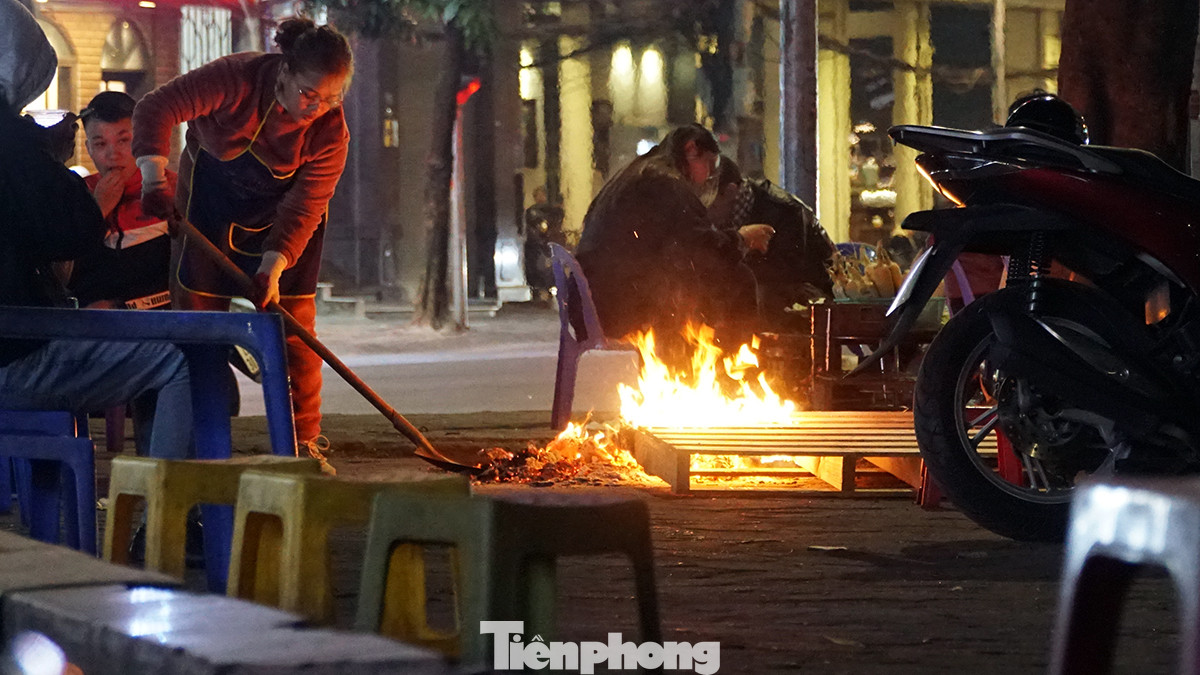 Theo ghi nhận của PV Tiền Phong trong đêm 17/12, đi dọc những tuyến đường như ngã tư Giải Phóng - Kim Liên, Đường Láng, Xã Đàn, Tây Sơn... cứ cách một đoạn người dân lại nhóm lên một đống lửa ven đường để sưởi ấm.