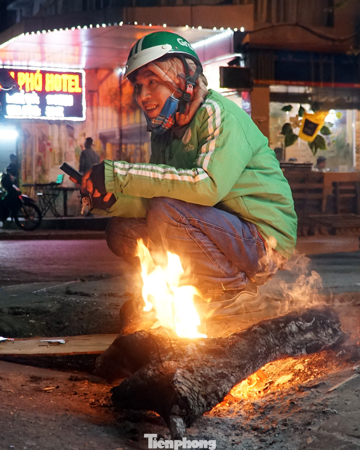 Người lao động ngoài trời trong đêm phải đốt lửa để chống lại cái rét khoảng 12 - 13 độ C tại Hà Nội.