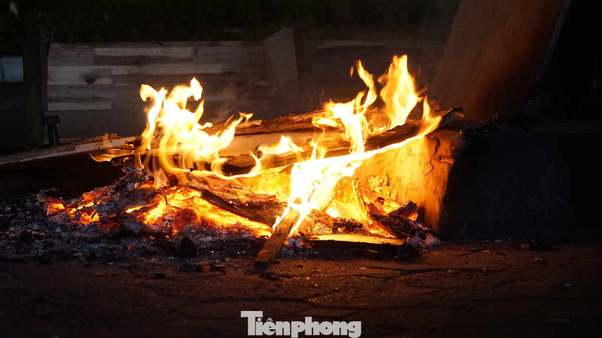Đống lửa hồng trong đêm đông phần nào làm giảm bớt cái lạnh tại Hà Nội những ngày nhiệt độ giảm sâu nhất từ đầu mùa đông năm nay.