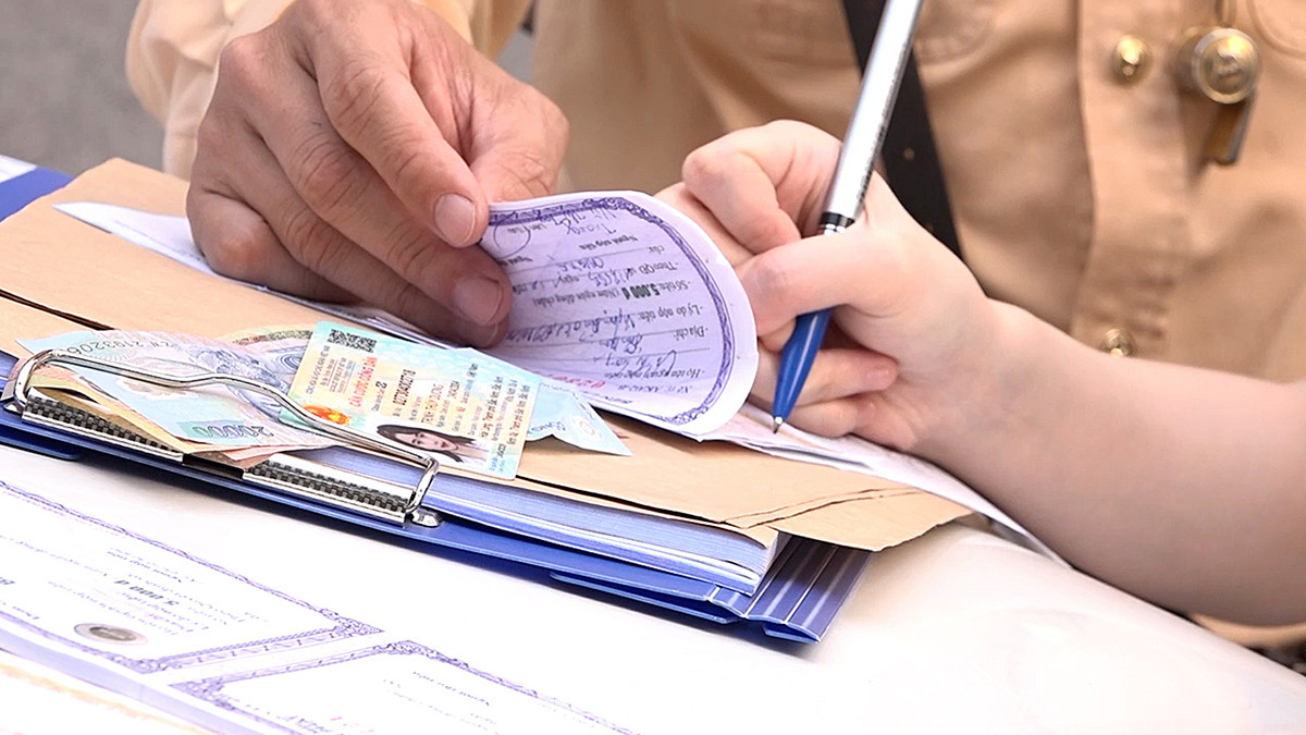 Theo lực lượng cảnh sát giao thông, hành vi sang đường không đúng nơi quy định sẽ bị phạt hành chính chỉ từ 60.000đ đến 100.000 đồng. Tuy nhiên, nếu vi phạm này dẫn đến tai nạn giao thông, gây hậu quả đặc biệt nghiêm trọng, thì người vi phạm khi sang đường không đúng nơi quy định sẽ bị khởi tố hình sự. Theo lực lượng cảnh sát giao thông, hành vi sang đường không đúng nơi quy định sẽ bị phạt hành chính chỉ từ 60.000đ đến 100.000 đồng. Tuy nhiên, nếu vi phạm này dẫn đến tai nạn giao thông, gây hậu quả đặc biệt nghiêm trọng, thì người vi phạm khi sang đường không đúng nơi quy định sẽ bị khởi tố hình sự.