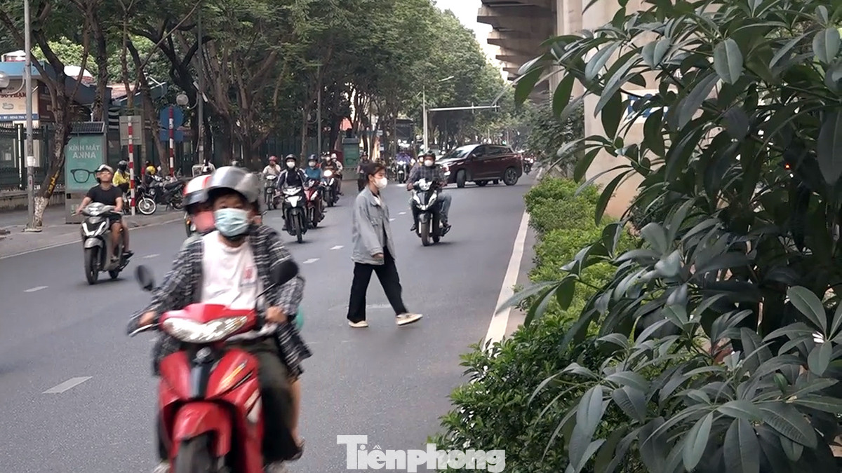 Tình trạng này cũng diễn ra thường xuyên trên tuyến đường Nguyễn Trãi (quận Thanh Xuân), đường Xuân Thuỷ (quận Cầu Giấy); đặc biệt là trước các cổng trường đại học. Tình trạng này cũng diễn ra thường xuyên trên tuyến đường Nguyễn Trãi (quận Thanh Xuân), đường Xuân Thuỷ (quận Cầu Giấy); đặc biệt là trước các cổng trường đại học.