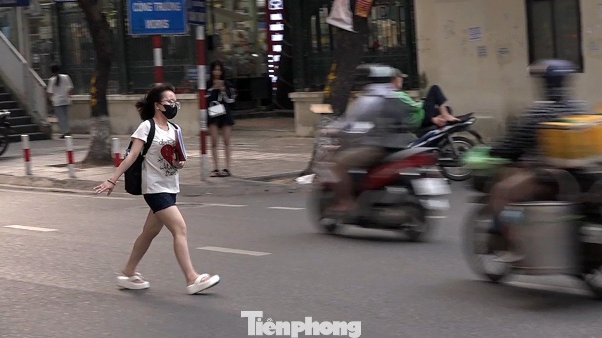 Một số người thản nhiên sang đường như đi giữa sân nhà mình, một số người khác lại ngoái trước ngoái sau rồi bất ngờ tăng tốc... chạy. Một số người thản nhiên sang đường như đi giữa sân nhà mình, một số người khác lại ngoái trước ngoái sau rồi bất ngờ tăng tốc... chạy.